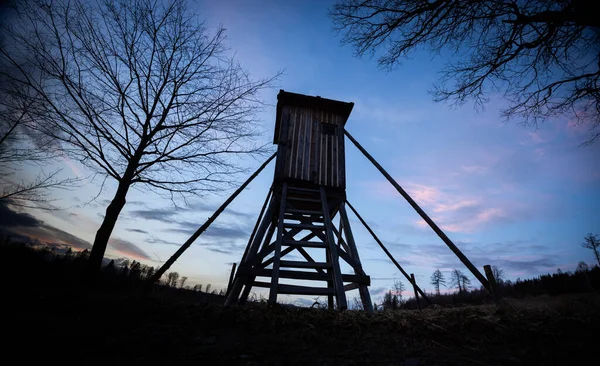 Dřevěná Lovecká Věž Silueta Noční Oblohou Pozadí — Stock fotografie