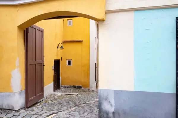 Tahta Kapılı Eski Sarı Mavi Duvarlar Cesky Krumlov Çek Cumhuriyeti — Stok fotoğraf