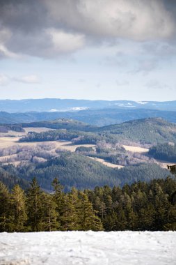 Dağlar - önü karlı tepenin zirvesi ve arkaplanı bulutlu, Lipno nad Vltavou, Çek Cumhuriyeti, Avrupa