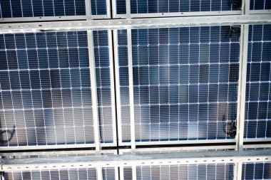 Çelik inşaat üzerine fotovoltaik paneller - alt görünüm