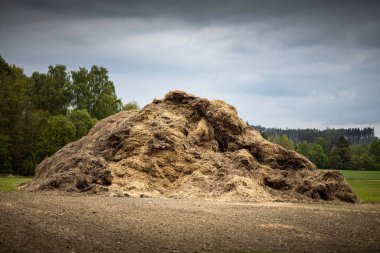 Tarlada gübre yığını - kırsal alan