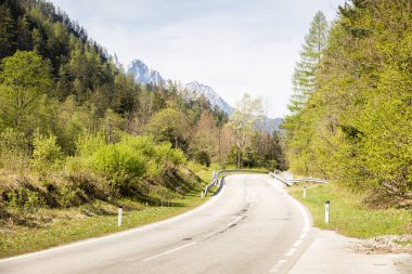 Avusturya Alplerinde boş asfalt yol