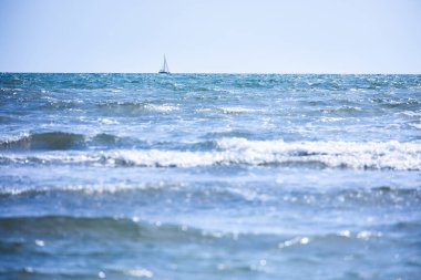 Soğuk kış denizinin ufuklarında bir tekne