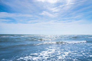 Ufukta küçük teknesi olan deniz, Grado, İtalya