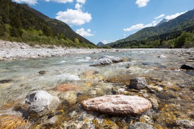 Önünde kaya olan Slizza Nehri 'ni temizleyin. Geniş açı, kuzey İtalya.
