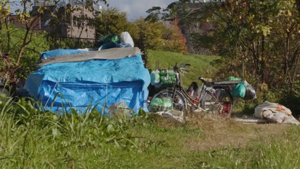 Detailní Záběr Útulku Pro Bezdomovce Pokrytého Modrou Plachtou Obklopeného Odpadky — Stock video