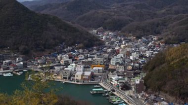 Okayama Bölgesi, Japonya 'daki tepelerin arasına yerleştirilmiş Hinase manzarası. Yüksek kalite 4k görüntü.