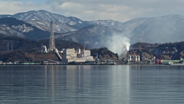 福井県の火力発電所の水の上からの眺め — ストック動画