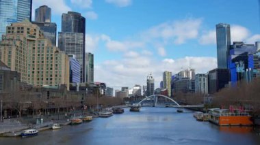 Melbourne City, Avustralya 'da, Yarra Nehri boyunca batıya bakıyor.. 