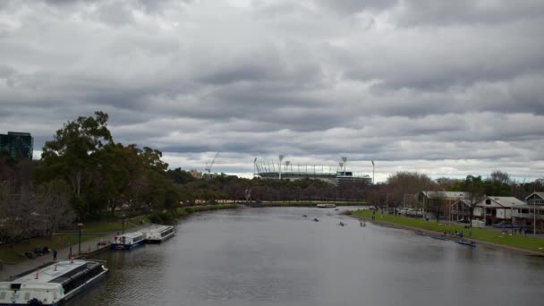 从Yarra河向下看墨尔本板球场的时光流逝 — 图库视频影像