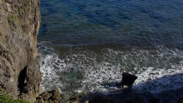 Κύματα Που Σπάνε Στα Βράχια Στο Cape Hedo Okinawa Ιαπωνία — Αρχείο Βίντεο