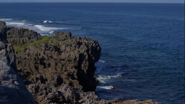 Golven Breken Tegen Kliffen Van Cape Hedo Okinawa Japan — Stockvideo