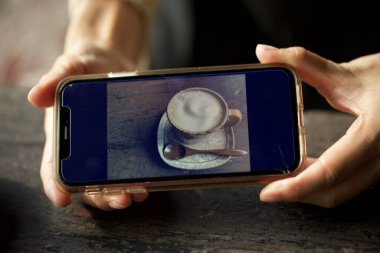 Bir kişinin akıllı telefonunda fotoğraf çekilirken yakın plan çekimleri..