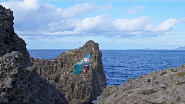 Een Geïmproviseerde Schuilplaats Genesteld Aan Ruige Koraalkust Van Cape Manzamo — Stockvideo