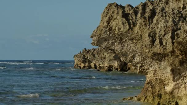 沖縄本部の険しい海岸線に浮かぶ小さな波 — ストック動画