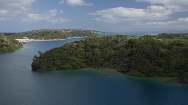 沖縄の八ヶ谷島を一望する和泉橋からタイムトラベル — ストック動画