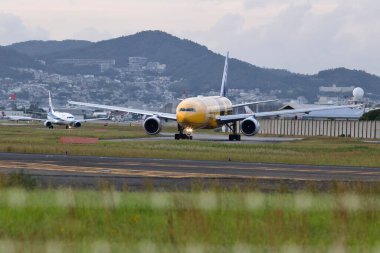 Itami Havaalanı, Hyogo, ilçe, Japonya. 10 Haziran 2019. Osaka, Japonya yakınlarındaki Itami Havalimanı 'nda Yıldız Savaşları grafikleriyle ANA Boeing 777.