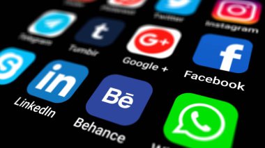 Editör çekimi: akıllı telefondaki sosyal medya uygulamalarının popüler simgeleri, siyah ekran. Sosyal ağların mobil uygulaması Instagram, Twitter, Facebook, linkedin, Google telefon ekranında. Kapat.