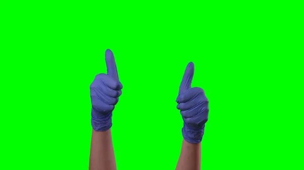Mavi Eldivenli Bir Kadın Baş Parmağını Kaldırdığını Gösteriyor Doktor Kolları — Stok fotoğraf