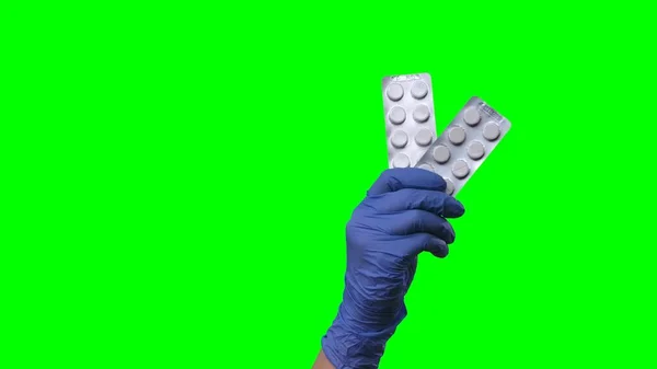 ラテックスブルーの手袋の女性の手薬の水ぶくれを示している 医薬品 ビタミン または抗生物質を示す保護医療用手袋の医師の腕 コロノウイルス 天然痘の治療の概念 — ストック写真