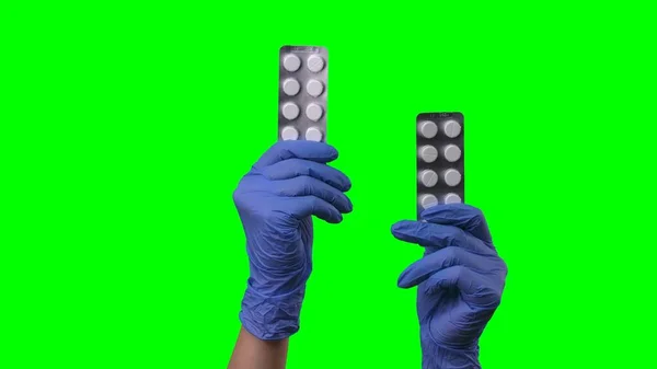 Frauenhände Latexblauen Handschuhen Zeigen Eine Tablettenblase Ärztliche Arme Medizinischen Schutzhandschuhen — Stockfoto