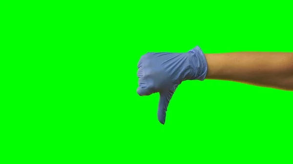 女人们把乳胶蓝色手套交出来 露出大拇指朝下 医生手臂戴防护医用手套 表示阴性 不推荐 在绿屏背景下的特写 — 图库照片