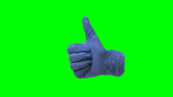 親指のジェスチャーを示す医療用ブルーの手袋を手に 保護手袋ジェスチャーの医者の腕のようなまたは推薦する 緑の画面の背景で閉じる — ストック写真