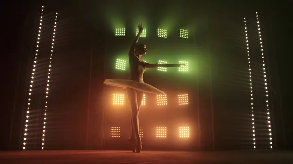 Молодая Балерина Белой Пачке Танцует Пуантах Цыпочках Цыпочках Фоне Дыма — стоковое фото