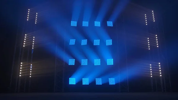 在空旷的黑暗音乐会现场 舞台上的灯光和烟雾 专业照明和灯光对剧场舞台的影响 蓝色正方形的聚光灯和柔和的白光照射在黑色上的聚光灯 — 图库照片