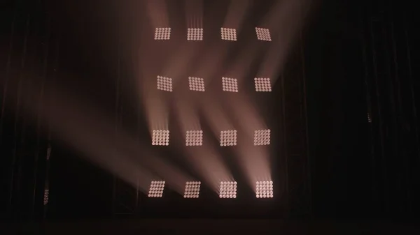 在空旷的黑暗音乐会现场 舞台上的灯光和烟雾 专业照明和灯光对剧场舞台的影响 白色正方形聚光灯 柔和的灯光照射在夜总会的黑色背景上 — 图库照片