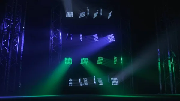 ステージ青と緑の光線と空の暗いコンサートシーンで煙 プロの照明や演劇の舞台に効果を示しています ナイトクラブの黒い背景に柔らかい光の輝きを持つスクエアスポットライト — ストック写真