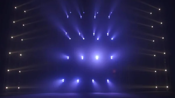 迪斯科灯或灯光在黑暗中显示 蓝色和白色柔和灯光的聚光灯照亮了烟雾弥漫的黑暗场景 照明设备 照明效果 音乐会灯具 迪斯科俱乐部的光斑 — 图库照片