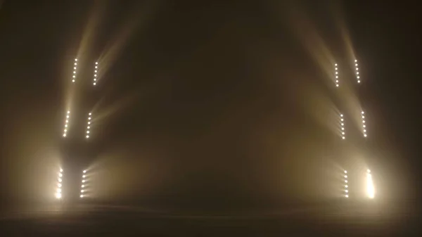 Луч Боковых Прожекторов Белым Мягким Светом Освещает Темную Дымную Сцену — стоковое фото
