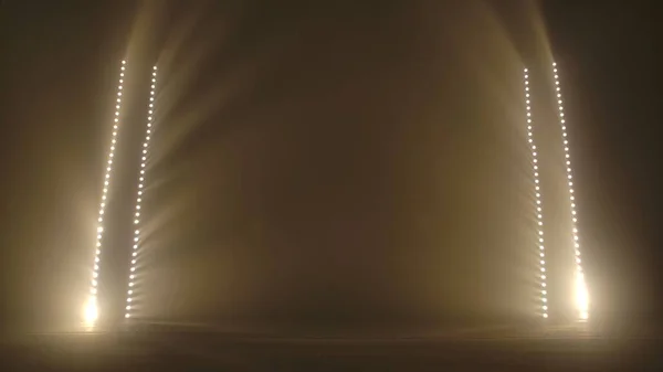 Belki Bocznych Reflektorów Białym Miękkim Światłem Oświetlającym Ciemną Dymiącą Scenę — Zdjęcie stockowe