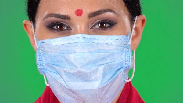 Portret Pięknej Hinduskiej Kobiety Masce Medycznej Patrzącej Kamerę Zbliżenie Brunetki — Zdjęcie stockowe