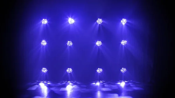 Escenario Luces Azules Brillan Disco Oscuro Rayos Proyectores Iluminando Escenario — Foto de Stock
