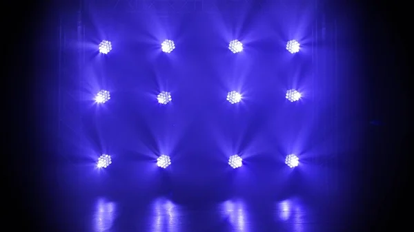 ステージブルーのライトがダークディスコに輝きます ナイトクラブで空の煙のステージを照らすスポットライトのビーム 照明器具 光の効果だ ショーや演劇の概念 — ストック写真