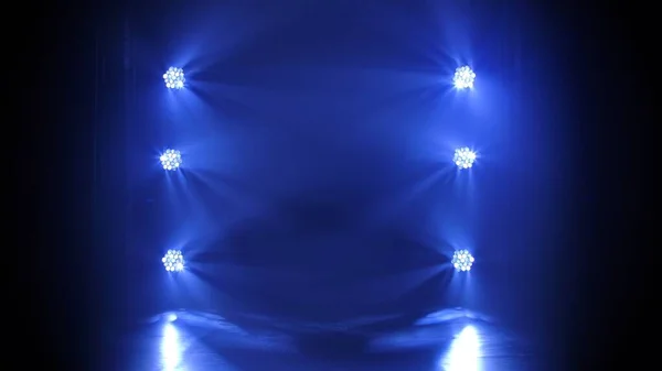 Сцена Синей Люминесцентной Подсветкой Сияющая Пустая Сцена Праздничного Шоу Церемонии — стоковое фото