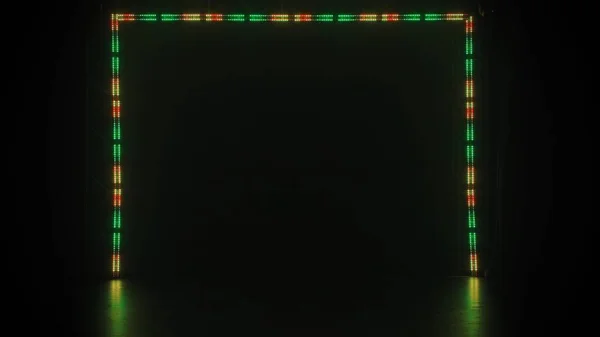 スポットライトの色のフレームが輝き 空の暗い劇場の舞台を照らします 黒い背景に赤と緑のライトが輝いていた ライトショーだ ディスコクラブ 休日の概念 ショー — ストック写真