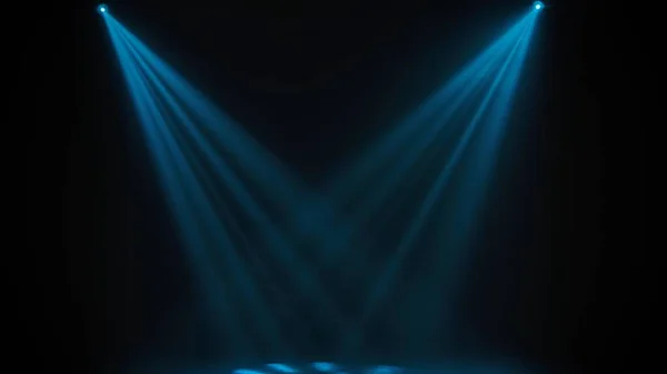 头顶上蓝色的戏剧光芒照亮了一个空旷的黑暗舞台 明亮的霓虹灯和烟雾在一个黑色工作室的背景 灯光表演迪斯科俱乐部的灯光专业照明设备 — 图库照片