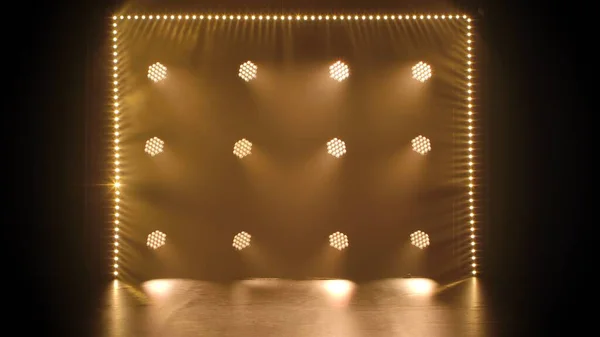 空の暗いコンサートシーンでステージ光線と煙 プロの照明や照明は 劇場の舞台に影響を示します 黄色のスポットライトと黒い上に柔らかい白い光の輝きを持つスポットライトのフレーム — ストック写真