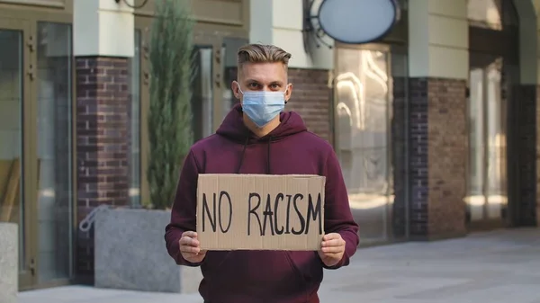 Młody Blondyn Protestujący Aktywista Nosi Maskę Medyczną Tekturowym Plakatem Hasłem — Zdjęcie stockowe
