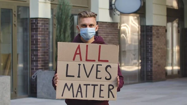 의료용 마스크를 골판지 포스터를 시위중인 운동가 차별이 아니라 정치적 올바름 — 스톡 사진