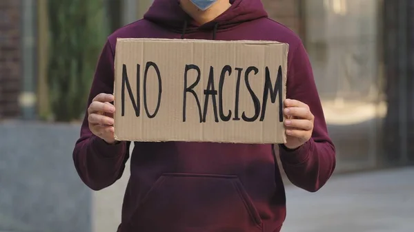 在男性抗议者手中的纸板海报上没有种族主义 停止种族主义概念 没有种族主义 反对种族主义和警察暴行的同盟 黑人的和平生活很重要 城市街头抗议 — 图库照片