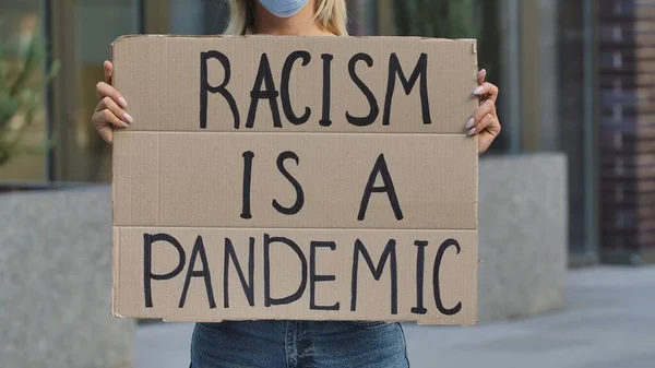 Racism Egy Pandemic Kartondobozon Női Tiltakozó Aktivista Kezében Elég Rasszizmusból — Stock Fotó