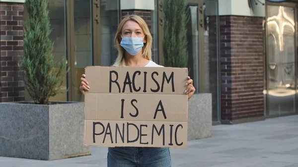 Mujer Joven Puestos Máscara Médica Con Cartel Cartón Racismo Pandémico — Foto de Stock