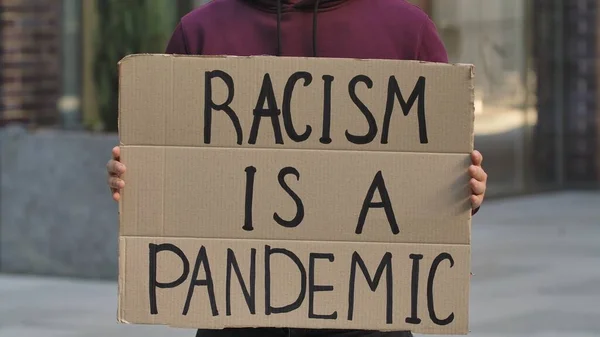 Racism Pandemic Papírovém Plakátu Rukou Aktivisty Mužského Protesteru Zastavte Rasismus — Stock fotografie