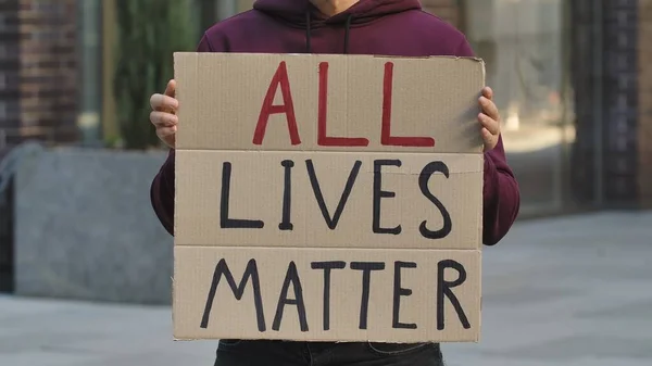All Lives Matter Χάρτινη Αφίσα Στα Χέρια Ενός Άνδρα Ακτιβιστή — Φωτογραφία Αρχείου