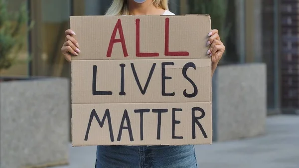 Alle Lives Matter Kartonnen Affiche Handen Van Vrouwelijke Demonstrant Activist — Stockfoto