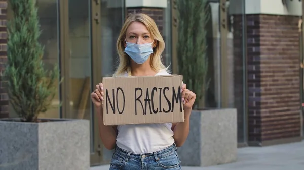 Biała Aktywistka Protestująca Nosząca Maskę Medyczną Trzyma Kartonowy Plakat Hasłem — Zdjęcie stockowe